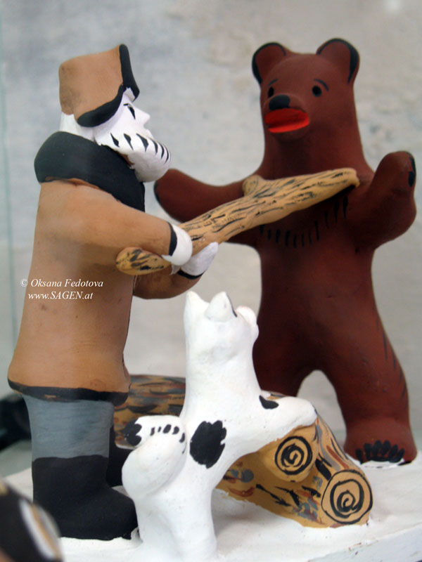 Bärenjagd mit Jagdspieß. Museum des Kargopoler Spielzeuges im Zentrum der Volkshandwerke „Bereginja“. Kargopol © Oksana Fedotova 